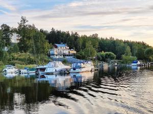 4 person holiday home in TORSH LLA في Torshälla: يتم رسو مجموعة من القوارب في الميناء