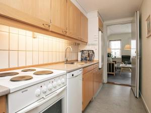 Η κουζίνα ή μικρή κουζίνα στο 6 person holiday home in Rudkøbing-By Traum