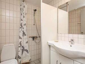 Ένα μπάνιο στο 6 person holiday home in Rudkøbing-By Traum