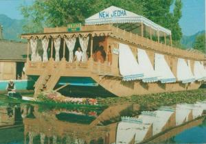 une vieille photo d'un bateau sur l'eau dans l'établissement Houseboat New Jeddah, à Srinagar