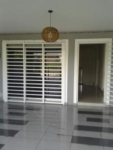 Pokój z dużymi oknami i żyrandolem w obiekcie KS Lavender Kuala Kangsar w mieście Kuala Kangsar