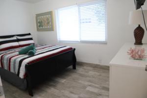 a bedroom with a bed and a window at SII Luxury 1 Bedroom close to the beach in West Palm Beach