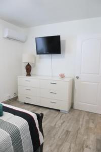 TV at/o entertainment center sa SII Luxury 1 Bedroom close to the beach