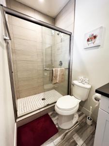 uma casa de banho com um chuveiro e um WC. em Pineapple Hostel em Los Angeles
