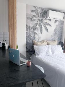 Un Palmier dans la chambre, studio de standing客房内的一张或多张床位
