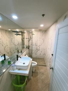 La salle de bains est pourvue d'un lavabo et de toilettes. dans l'établissement Harmony family room, à Bangkok