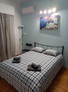 1 dormitorio con 1 cama con 2 toallas en Rooms in the apartment (Leontiou), en Atenas