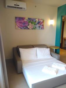 Bett in einem Zimmer mit Wandgemälde in der Unterkunft Grein Solar das Águas Park Resort in Olímpia
