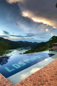 una piscina con vistas al río en Ecohotel Los Mikos, en Norcasia