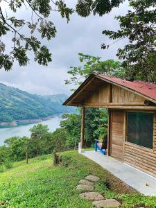 un edificio en una colina con vistas al río en Ecohotel Los Mikos, en Norcasia