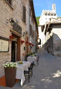 a street with two tables and chairs and a building at Locanda Del Duca in Gubbio