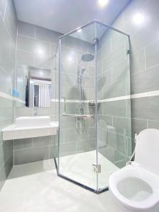 y baño con ducha, aseo y lavamanos. en Liên’s Mini Hotel en Phu Quoc