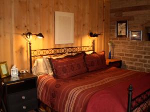 Ένα ή περισσότερα κρεβάτια σε δωμάτιο στο Silver River Adobe Inn Bed and Breakfast