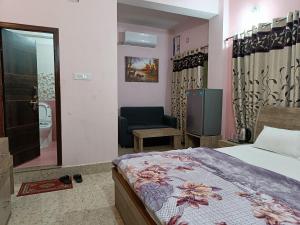 Hotel Vrindavan Palace客房内的一张或多张床位