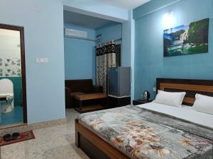 贾纳克布尔Hotel Vrindavan Palace的一间带床的卧室和一间客厅