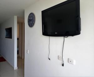 a flat screen tv hanging on a wall at Apartamento en Armenia cerca al Parque del Café in Armenia