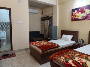 Hotel Vrindavan Palace客房内的一张或多张床位