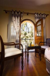 a room with a window and a table and chairs at Hotel Arequipa Vive in Arequipa