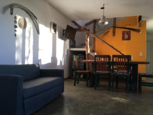 プエルト・ピラミデスにあるLa Ventolinaのリビングルーム(ソファ、テーブル、椅子付)