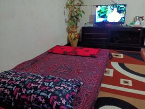 Una cama o camas en una habitación de Full house Aqiela syariah