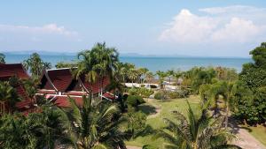 una vista aerea di un resort con l'oceano sullo sfondo di Sea Lavender Villa a Ko Chang