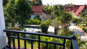 balcone con vista su una casa e su un cortile di Sea Lavender Villa a Ko Chang