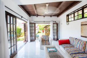 Uma área de estar em Colibri Beach Villas