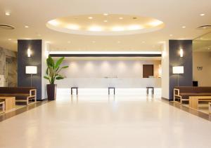 un hall avec une réception dans un bâtiment dans l'établissement Hotel Fujita Fukui, à Fukui