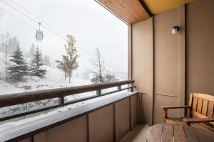 balcón con vistas a una montaña nevada en Gorgeous Zephyr Mountain Lodge Condo with Corridor Ski Trail Views condo en Winter Park