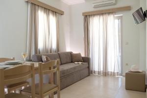 A seating area at Savinos Rooms