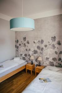 Zimmer mit 2 Betten und blauer Decke in der Unterkunft Hof Osterholz in Loit
