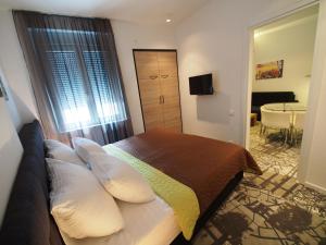 Un pat sau paturi într-o cameră la Decanska Apartments