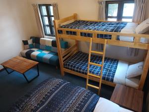 K's House Hakuba Alps - Travelers Hostel tesisinde bir ranza yatağı veya ranza yatakları