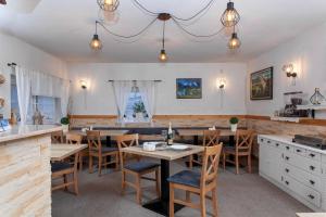 Penzión Soňa في زديار: غرفة طعام مع طاولات وكراسي خشبية