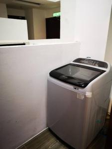 nevera pequeña en una habitación con encimera en Rohani Jazz Suites 4 @ Vivacity Megamall, en Kuching