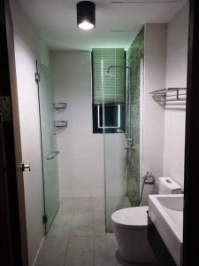 Un baño con ducha, inodoro y lavabo. en Rohani Jazz Suites 4 @ Vivacity Megamall, en Kuching 4 fotos más