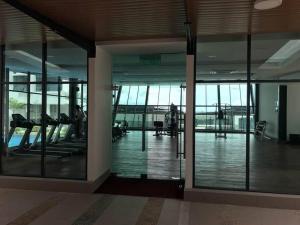 un gimnasio vacío con puertas de cristal y un gimnasio en Rohani Jazz Suites 4 @ Vivacity Megamall, en Kuching
