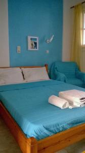 a bedroom with a bed and a blue wall at Studios Parian Blu in Logaras