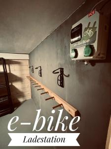 eine Treppe in einem Zimmer mit einem Fahrradschild an der Wand in der Unterkunft Berghoteltirol in Jungholz