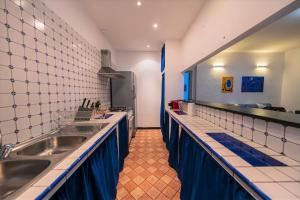 A kitchen or kitchenette at La casa di Archimede