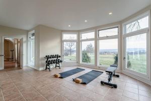 ✰New!✰ Ember FLX : Hot Tub, Gym, Theater, Open Kitchen, Lake Views and more!