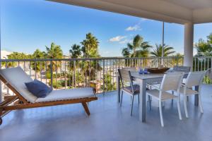 un patio avec une table et des chaises sur un balcon dans l'établissement CANAMI... Luxury apartment with best sea views., à Colonia Sant Jordi