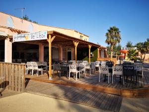 Een restaurant of ander eetgelegenheid bij Mobile Homes Sous le Soleil