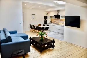 een woonkamer met een blauwe bank en een tafel bij Kraków Krib in Krakau