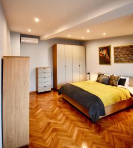 um quarto com uma cama grande e piso em madeira em Kraków Krib em Cracóvia
