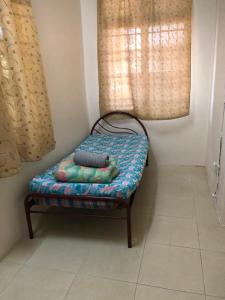 a bench sitting in a room with a window at Homestay Chik Da in Alor Setar