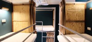 Uma ou mais camas em beliche em um quarto em HenChill Hostel