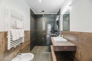 a bathroom with two sinks and a large mirror at Cesa Edelweiss Living & Spa in Campitello di Fassa