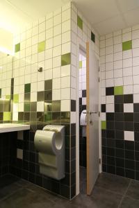 - une salle de bains commune avec un urinoir et un lavabo dans l'établissement Camping Houtum, à Kasterlee