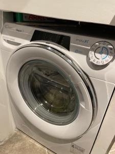 a washing machine with a speedometer on top of it at Mille et une nuit, appartement classé 3 étoiles en RDC avec exterieur et parking in Dole